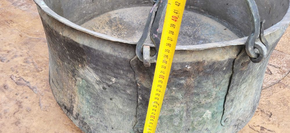 Меден стар котел от време уно...