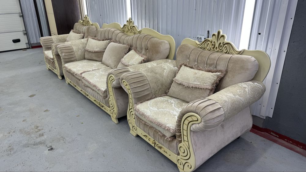 Продается диван и 2 кресла.