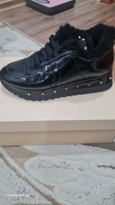 Кроссовки женская