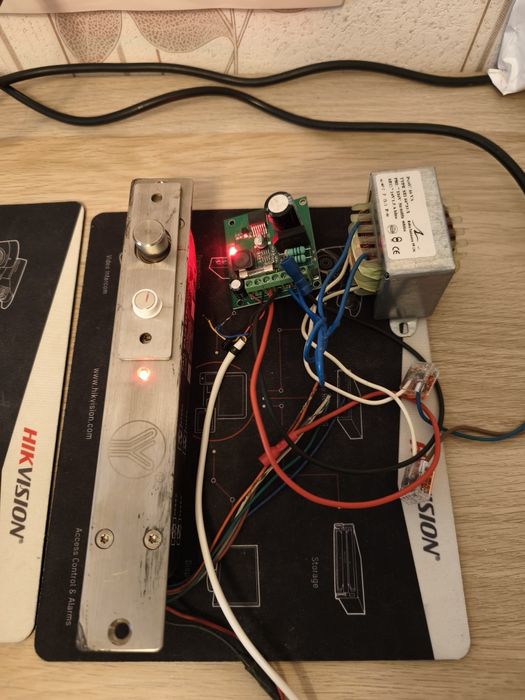 Соленоидна брава тип електрически дроп-бол работещ на 12 V