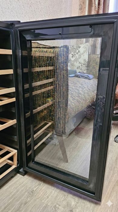 Продам винный холодильник Libhof