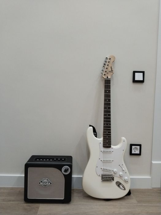 Электро гитара и комбо усилитель