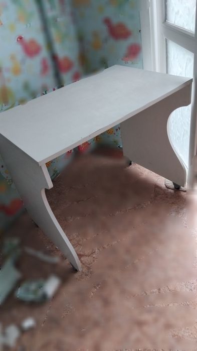 Стол- Парта на колёсиках  В хорошем состоянии.