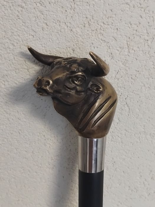 Superb baston vechi, cu capul din bronz,reprezentând un cap de taur.