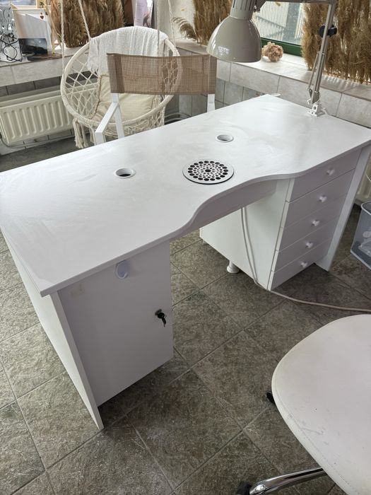 Birou manichiura cu aspirator incorporat