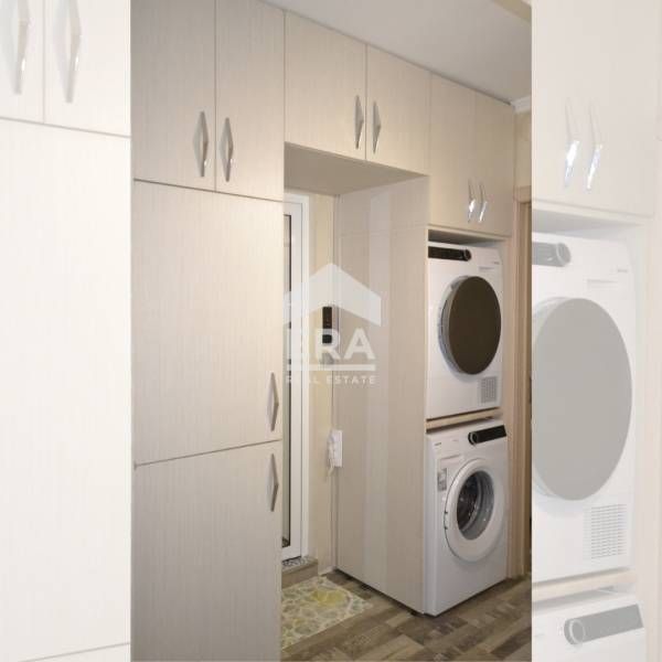 Луксозно обзаведен тристаен апартамент в кв. Бадема