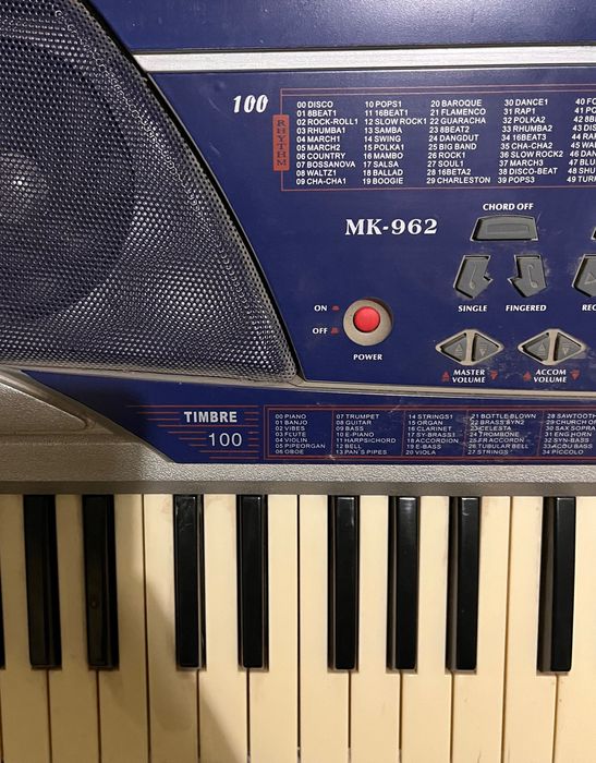 Полупрофессиональный синтезатор