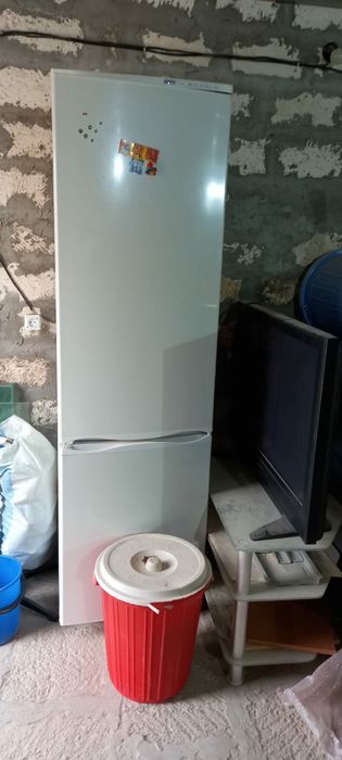 Продается холодильник, телевизор, стол с стулями диван.