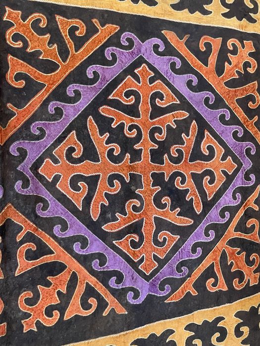 Тус кииз (ковер из войлока)