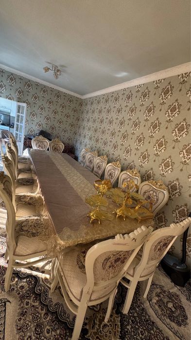 Продаётся стол стулья для гостинной.