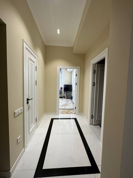 3 xonalik kvartira sotiladi. 1-etaj 92 kv lik xonadon.