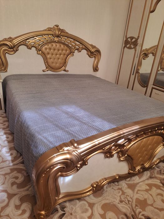 Кровать и 2 тумбы