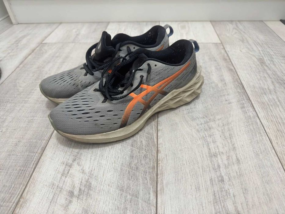 ASICS Novablast 2