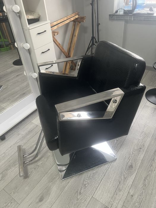 Парикмахерское кресло . Барберское кресло