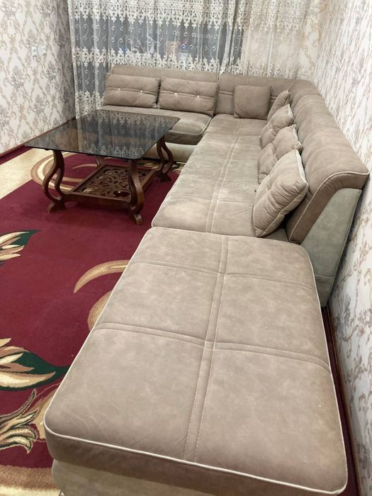 Продаётся угловой диван вместе с журнальным столиком