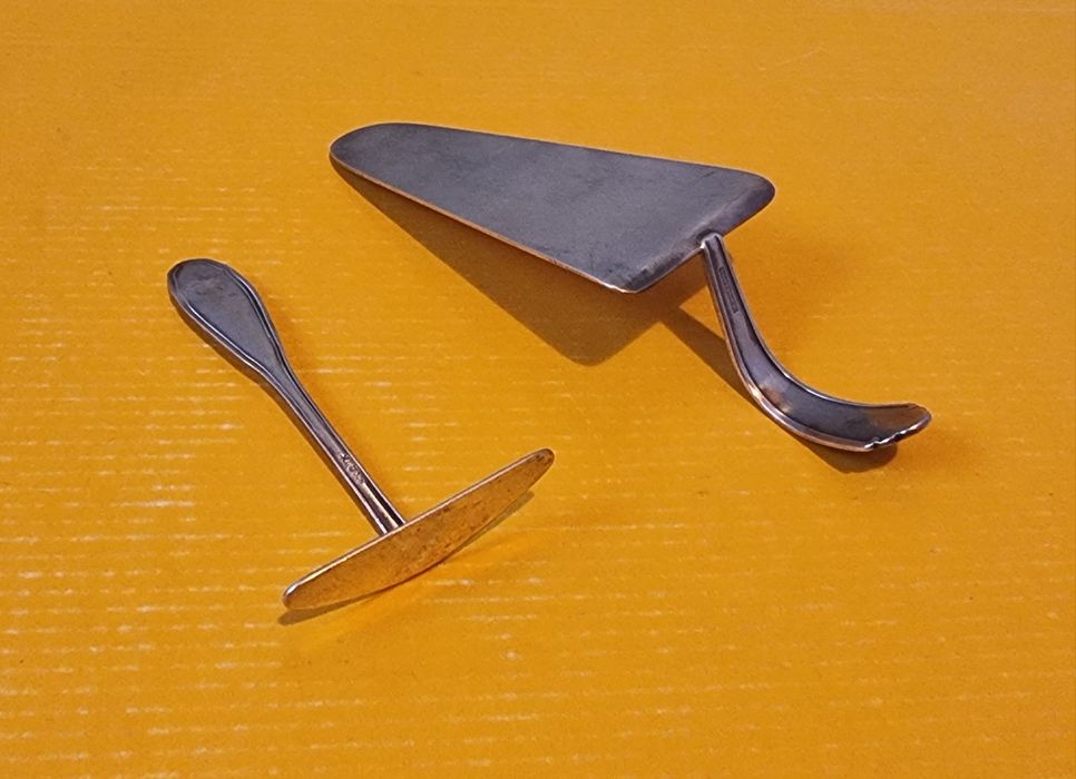 Set ustensile de bucătărie, una din argint și una argintată