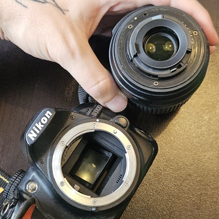 Nikon D3100 с обектив Nikon AF-S 18-55mm 1:3.5-5.6G VR