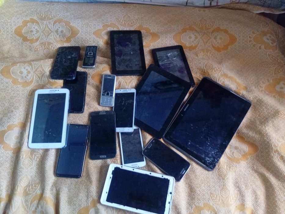 На Разбор Телефоны-Планшеты все что на фото 4тыс.тг