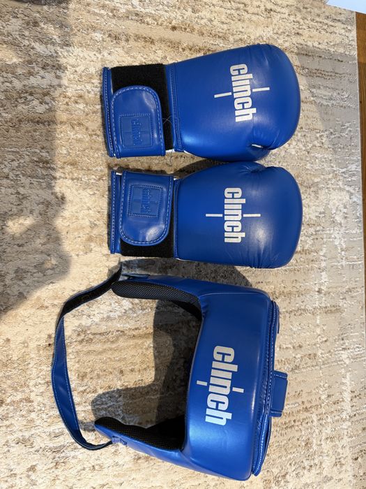 Боксерский комплект Clinch: перчатки 12 oz + шлем