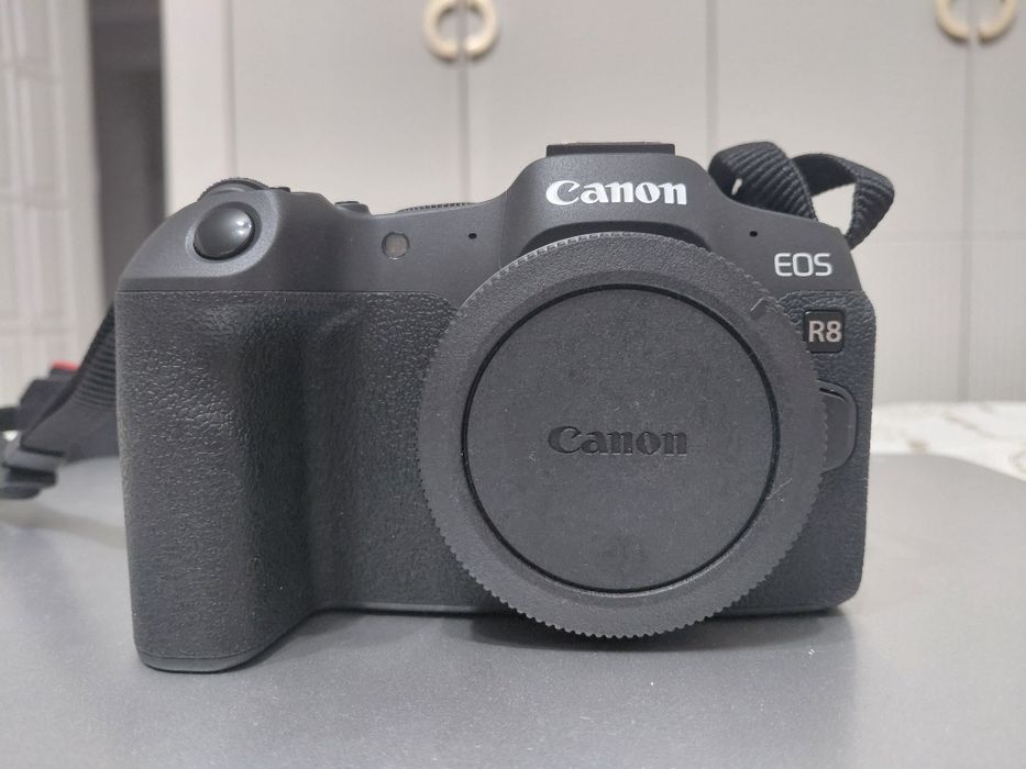 Продам Canon EOS R8 Body