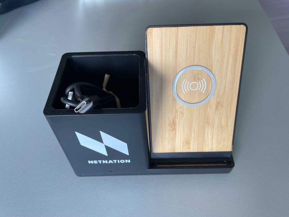 Wireless зарядна станция 10W + USB, с фирмено лого