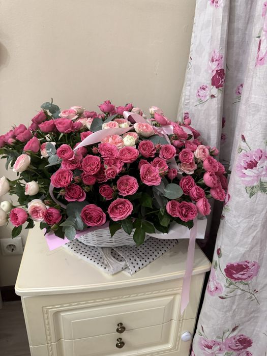 Цветы букет на корзине