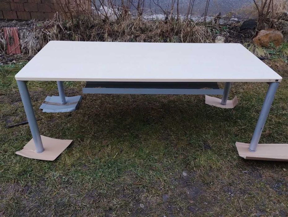 Masa de birou cu picioare reglabile; blat de 180x80 cm; picioare reglabile între 65 și 90 cm.