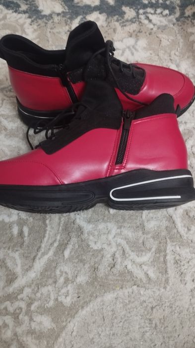 Продам женские кроссовки