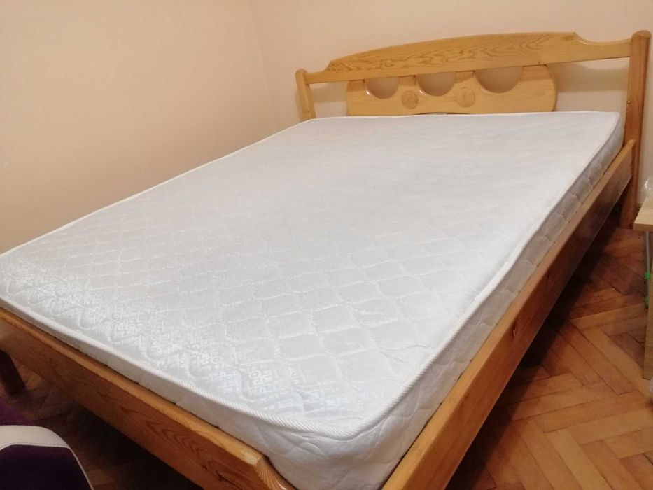 Продавам двойно легло от масивно дърво (чам), двулицев матрак, използван 4 месеца и подматрачна рамка. Размерът на матрака е 164х190 см.