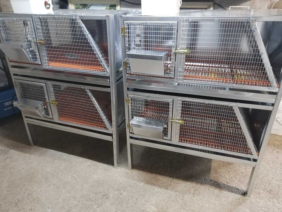 Оборудвани клетки за зайци.