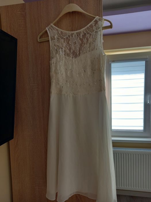 Официална рокля в бледо кремав цвят до бяло