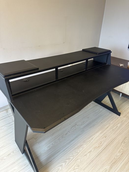 Thomann Studio Table XL Black е професионална студийна работна станция