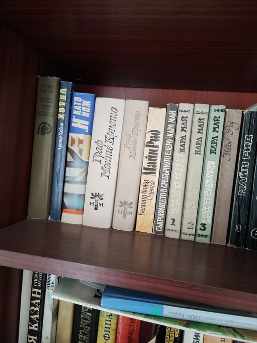 Продавам книги запазени