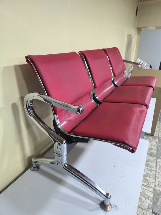 Офисные скамьи красного цвета