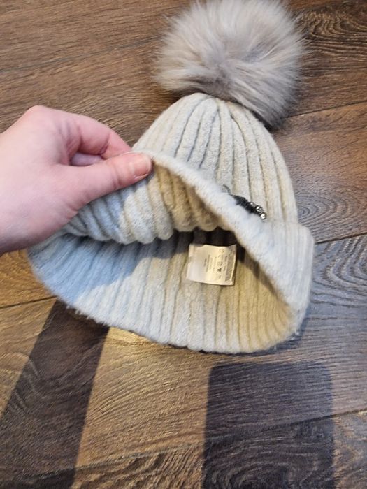 Дамска зимна шапка с бродерия