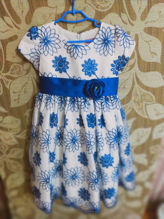 Продам детское платье на 4 года