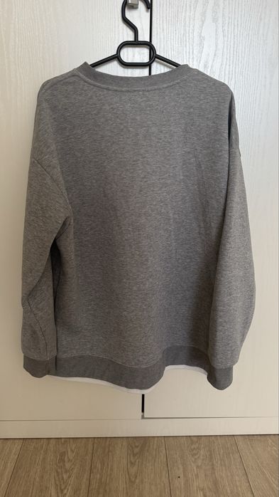 серый свитшот свободного кроя