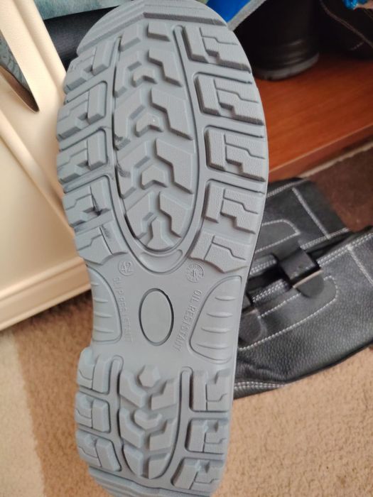 Продам спец обувь