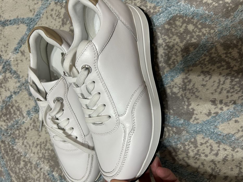 Женские кроссовки