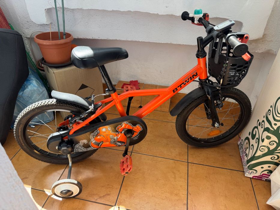 Bicicleta copii Btwin 16” inch, accesorizata cu vitezometru, claxon, cos depozitare si roti ajutatoare.