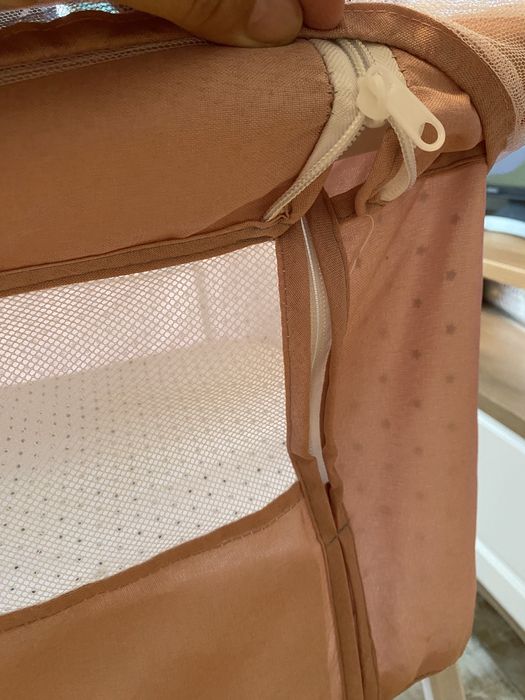 Pătuț 3 în 1 cu saltea, masă de schimbat, plasa țânțari + depozitare