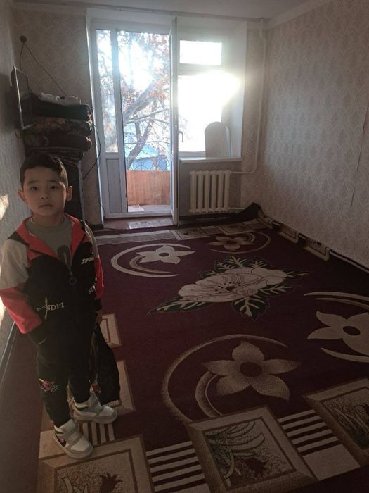 1 комнатная с мебелью и техникой в центре Чирчика