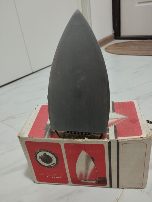 Продается утюг советский почти новый в коробке.