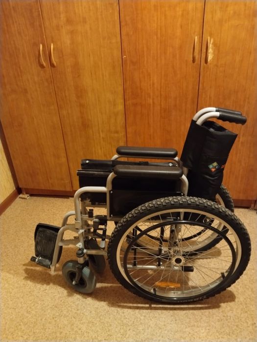 Продам новую инвалидную коляску