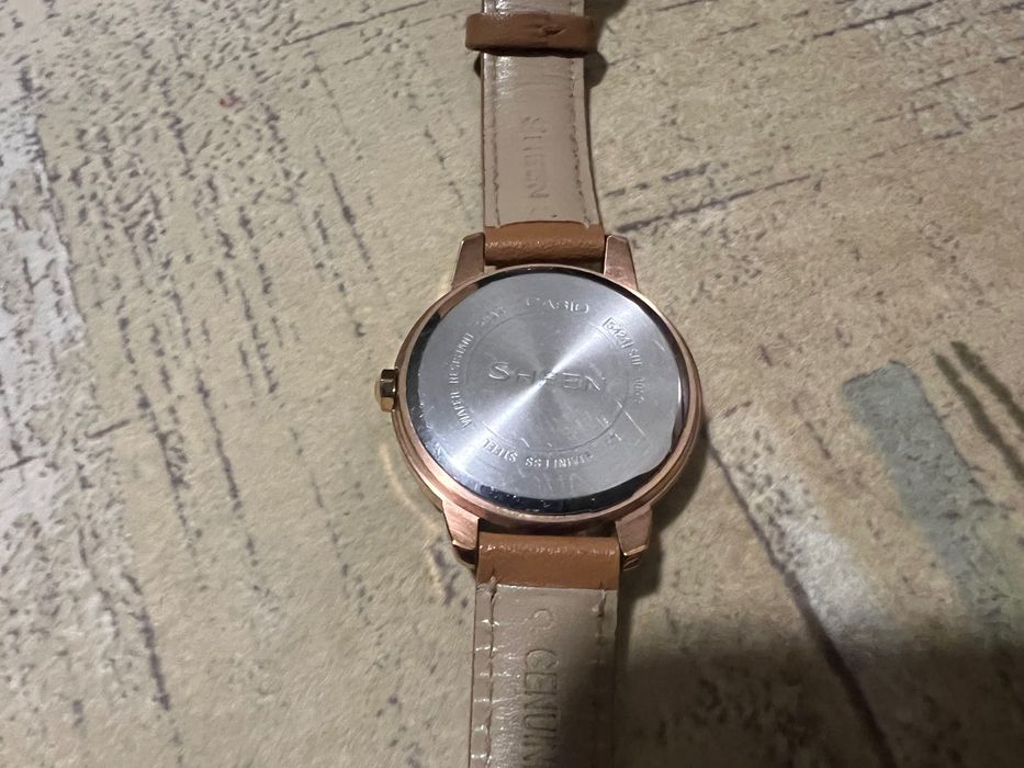 Дамски часовник Casio Sheen с камъни Сфаровски