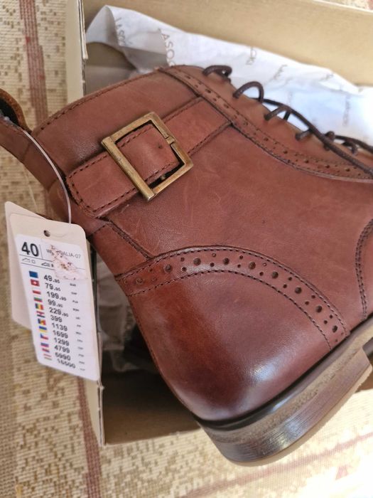 Продават се нови дамски боти ''Lasocki''