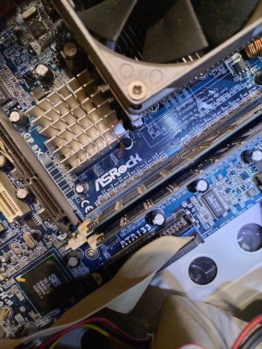 Стар компютър и монитор.