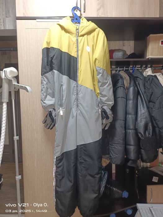 Продам два зимних  комбинезона