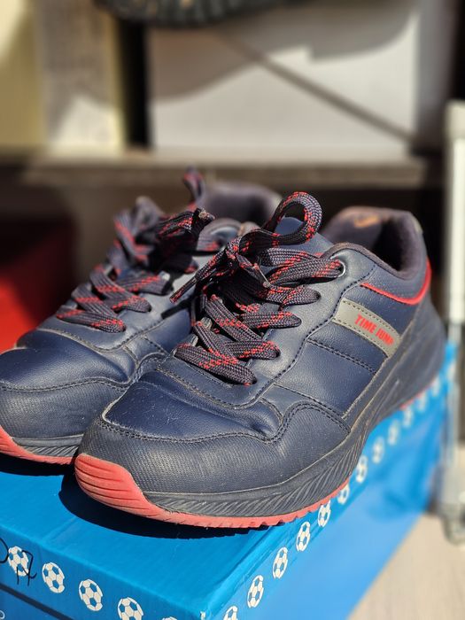 Продаются детские кроссовки