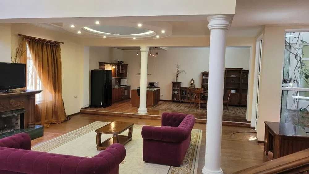 Сдаётся  хороший участок с бассейном и сауной в центре города